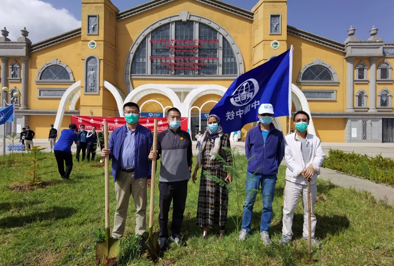 Chinese and Ethiopian employees work together to plant trees.